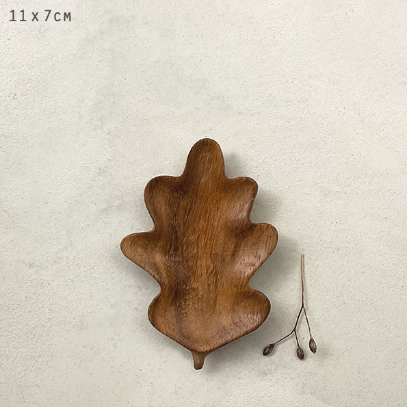 Handcarved Flat Wooden bowl - Oak Leaf