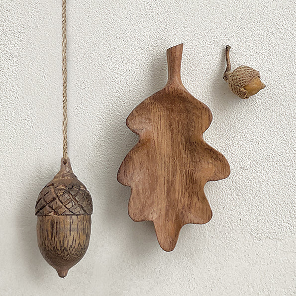 Handcarved Flat Wooden bowl - Small Oak Leaf