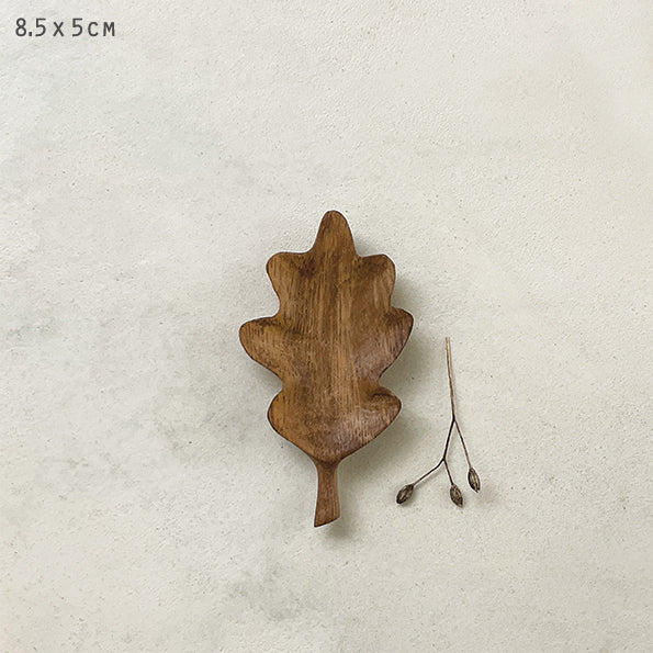 Handcarved Flat Wooden bowl - Small Oak Leaf